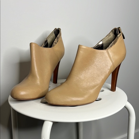 DKNYC Elegant Beige Leather Ankle Boots - Picture 7 of 7